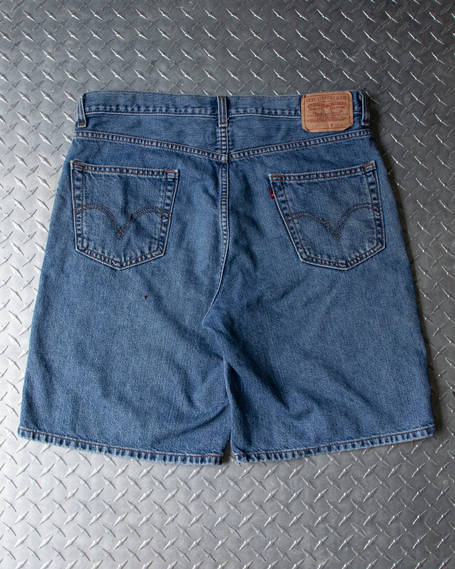 00s Denim Levis Shorts - 37 Waist