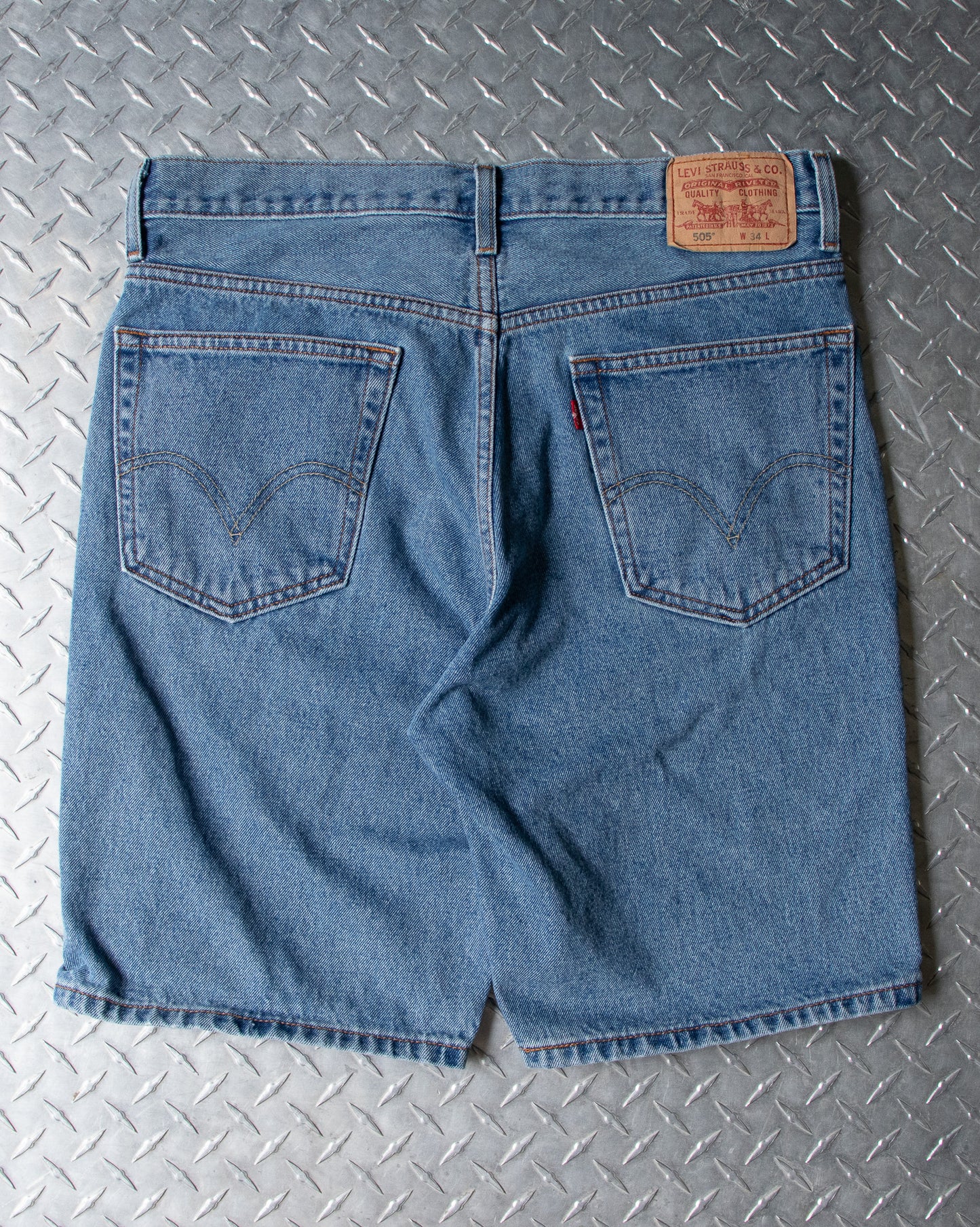 00s Denim Levis Shorts - 35 Waist